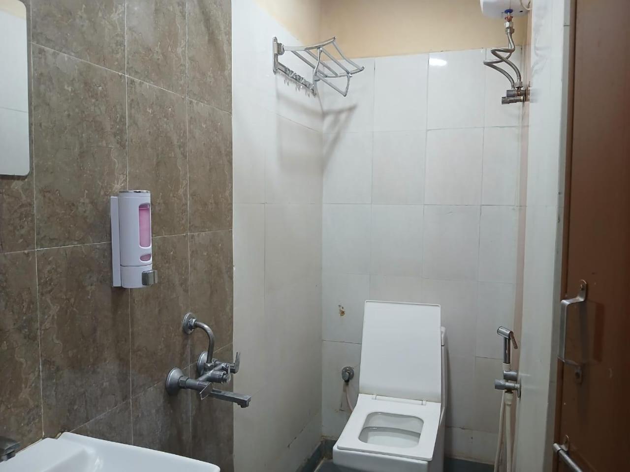 Blossoms Room Holiday Inn- Lakdikapul Χιντεραμπάντ Εξωτερικό φωτογραφία
